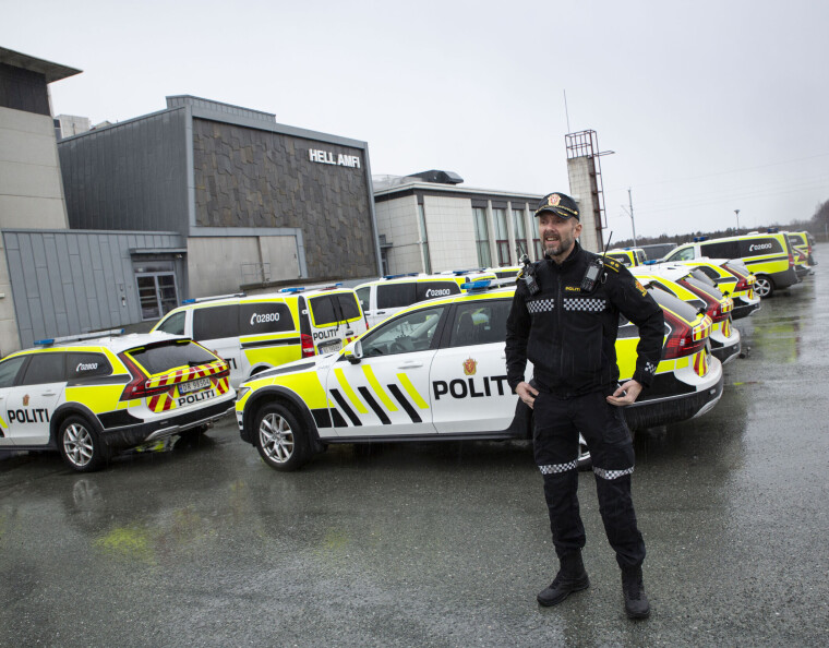STORE RESSURSER: Politioverbetjent Ola Eggen var prosjektleder for politiets innsats. Her foran politibilene til mange av de innbeordrede mannskapene.