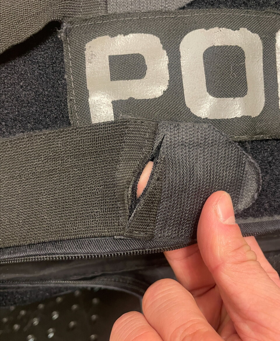 MARGINALT: Machetebladet gikk gjennom kjeledressen og traff vernevesten få centimetre unna magen til Aleksander.