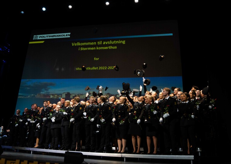 Studentkullet 2022-2025 ved Politihøgskolen i Bodø kastet hattene fredag.