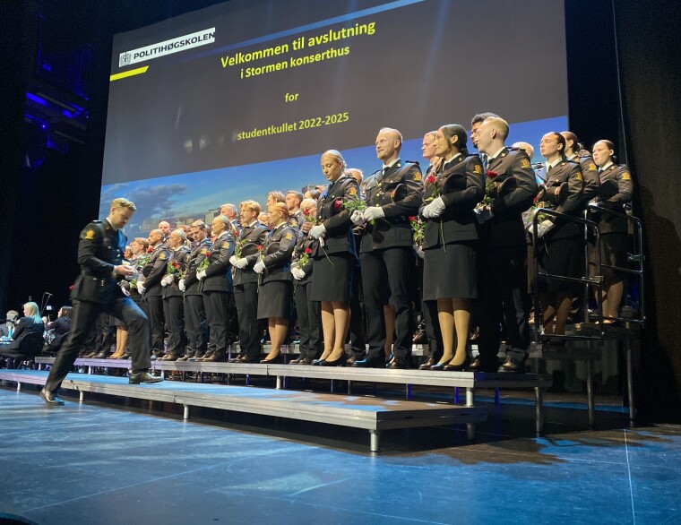 Studentavslutning i Bodø: Kastet hattene i været og trådte inn i etaten