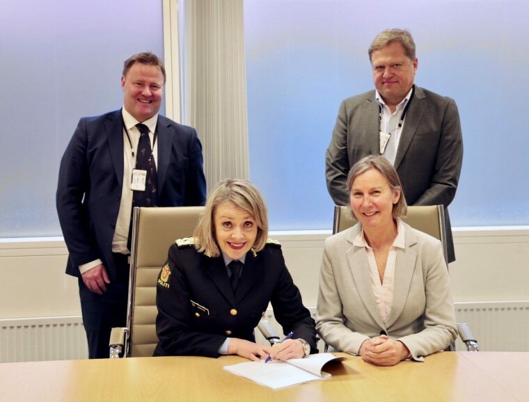 SIGNERING: Daværende assisterende
helsedirektør Espen Rostrup Nakstad, Per
Strand, direktør i Direktoratet for strålevern
og atomsikkerhet, daværende politidirektør
Benedicte Bjørnland og DSB-direktør Elisabeth
Aarsæther under signeringen av den nasjonale
CBRNE-prosedyren i 2023.