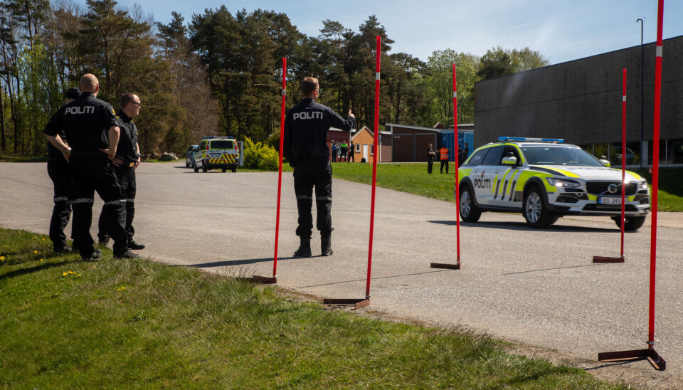 BØLGELENGDE: Kjøreinstruktørene står samlet i kampen.