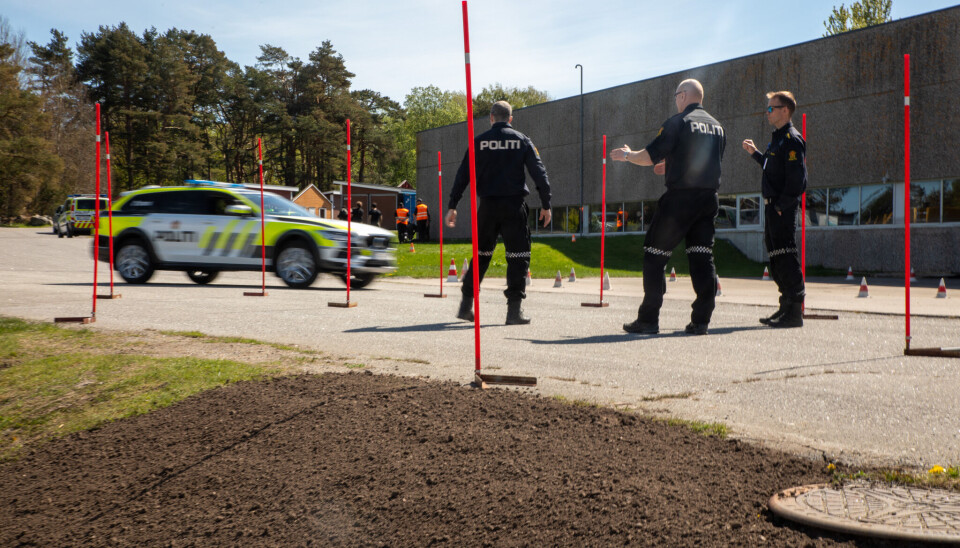 KLAMPEN I BÅNN: Studentene gir gass og får klare føringer fra instruktørene.