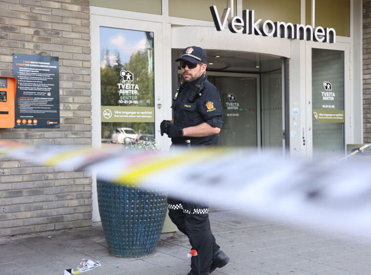 Politiet undersøker åstedet på Tveita senter i Oslo, hvor en krangel mellom to personer førte til at den ene avfyrte flere skudd med et håndvåpen.