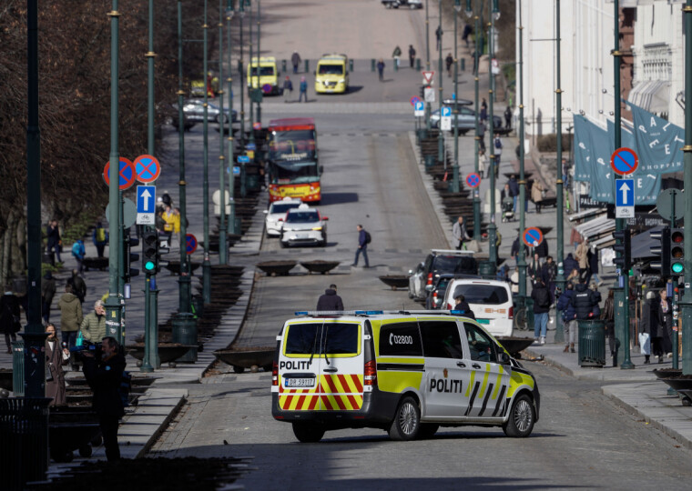 Væpnet politi utenfor Stortinget i april 2024, der alle innganger er stengt på grunn av en bombetrussel.