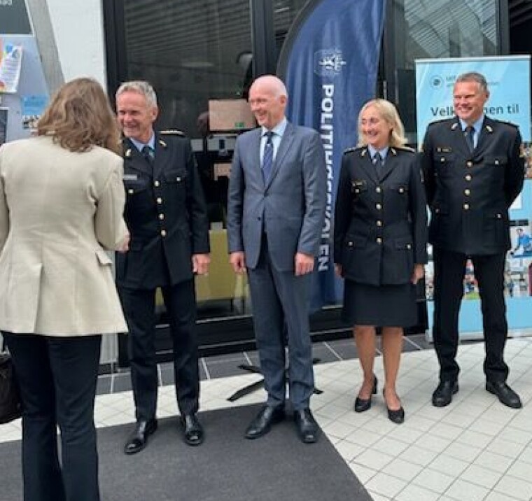 Justis- og beredskapsminister Astri Aas-Hansen hilser på politidirektør Håkon Skulstad. Til høyre står PHS-styreleder Hans Vik, PHS-rektor Nina Skarpenes og Johnny Steinbakk, som er avdelingsleder på PHS med ansvar for pilotprosjektet i Alta.