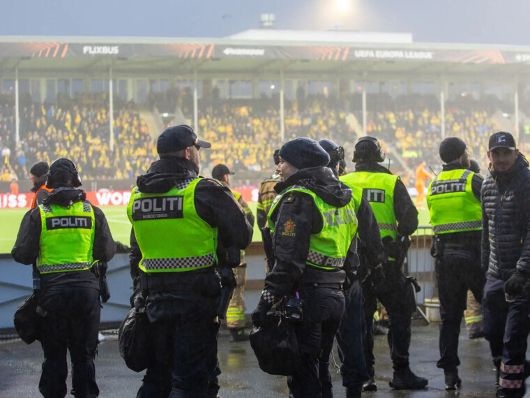 SYNLIGHET: «Show of force» er en bevisst taktikk under kamper. Når det blir uro i rekkene sørger politiet for å vise at de er mange som er klare til å ordne opp.