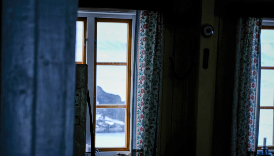 Helfrid Nøis, kona til fangstmannen Hilmar, gjorde hytta Fredheim hjemmekoselig. Gardiner måtte til, og utenfor var det blomster i potter.