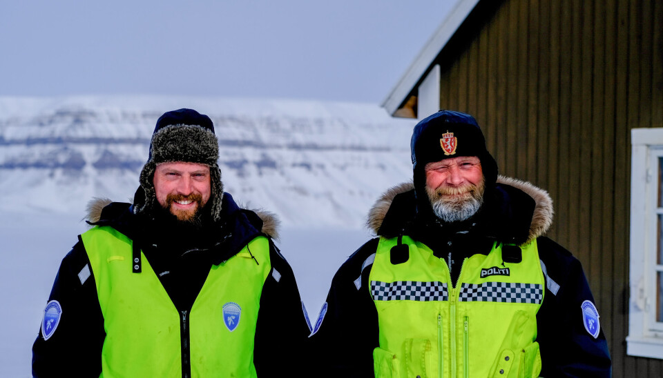 Øysten Kosleth (t.v.) og Geir Hell (t.h) har gledet seg over å komme tilbake til en iskald hytte etter en lang dag i felt. De sier at et slikt opphold ikke er for alle, men samtidig helt perfekt for den rette kandidat.