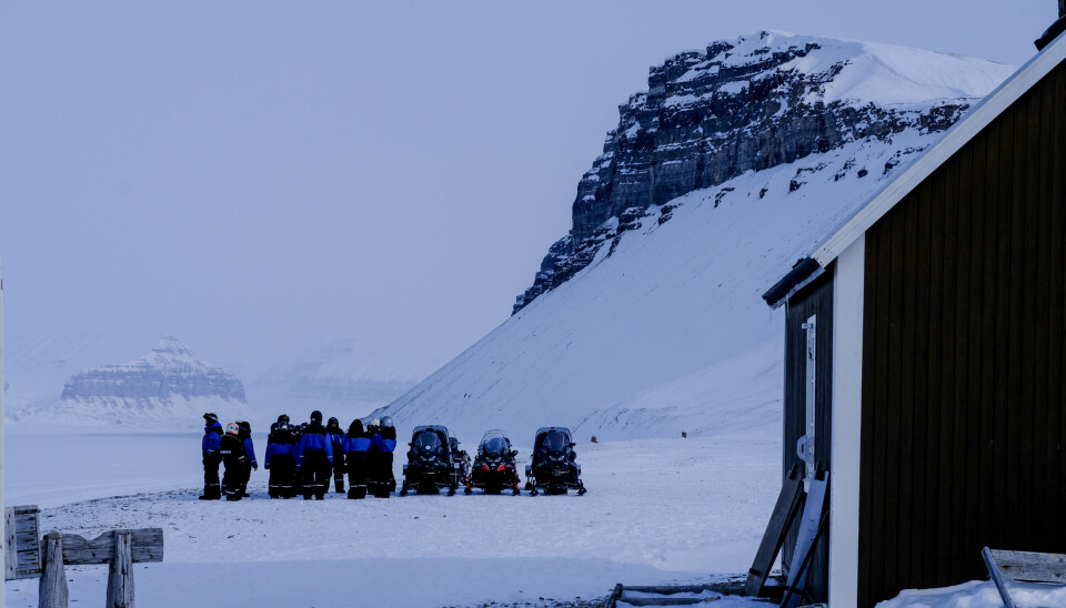 Dagens første besøkende har ankommet Fredheim. For feltinspektørene er det en del av jobben å være Sysselmesterens ansikt utad, og sørge for at folk holder seg innenfor lovverket.