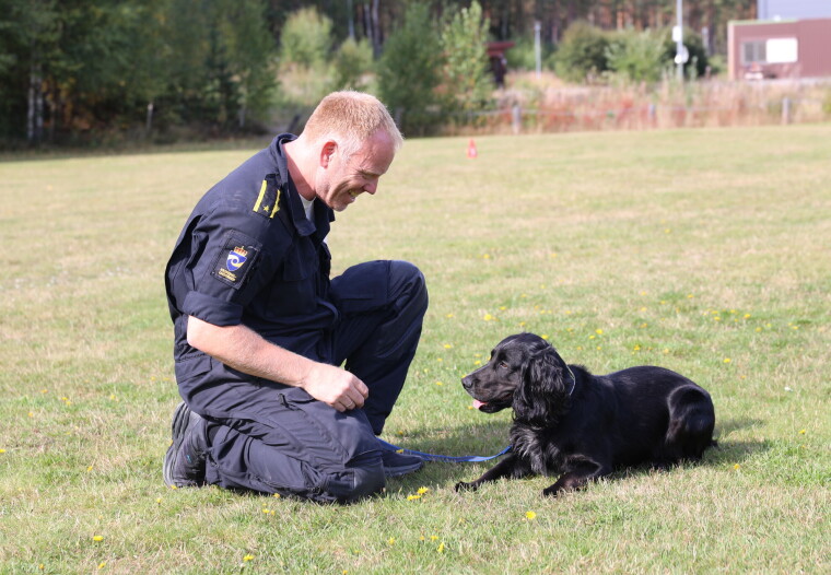 Trond Rønning fra Kriminalomsorgen med hunden Jarvis fra England.