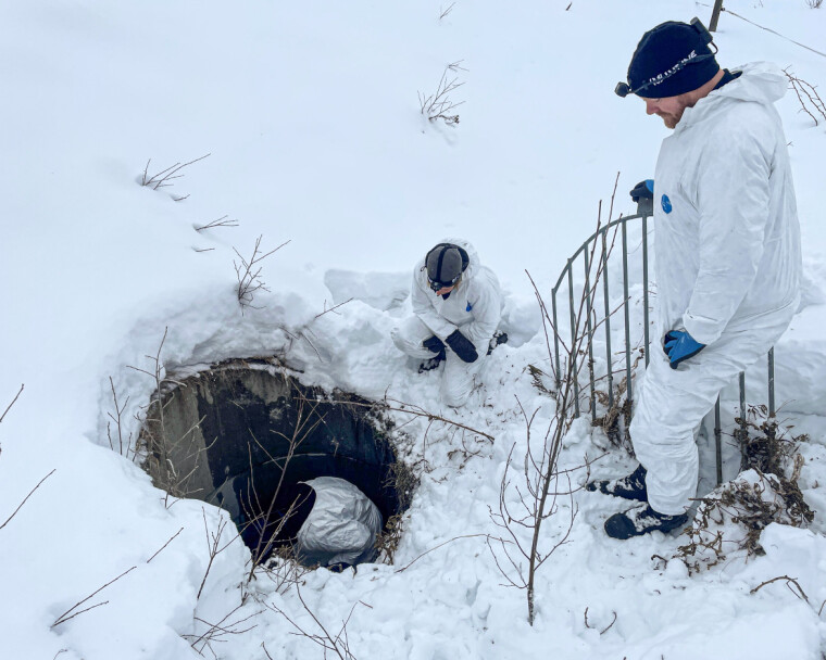 KAPPLØP MED TIDEN: I tøft vær blir sporjakten en kamp mot klokka. Her jobber krimteknikerne med å sikre sporene snøen gradvis visker ut. Bildet er tatt i forbindelse med en drapsetterforskning.