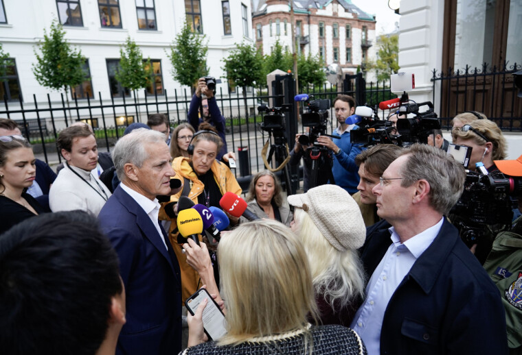 Jonas Gahr Støre møter pressen i statsministerboligen.