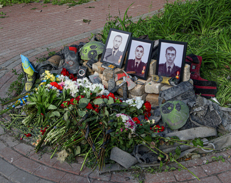 MINNESMERKE: Tre brannmenn ble drept i et russisk rakettangrep mot Kyiv 6. juni i
år.