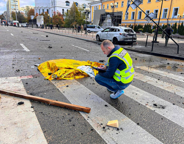 NUMMER EN: Den 10. oktober 2022 etterforsket Zlotenko sitt første rakettangrep. Her er han ved det tildekkede liket av en kvinne i Kyiv sentrum, like
ved Taras Sjevtsjenko-parken.