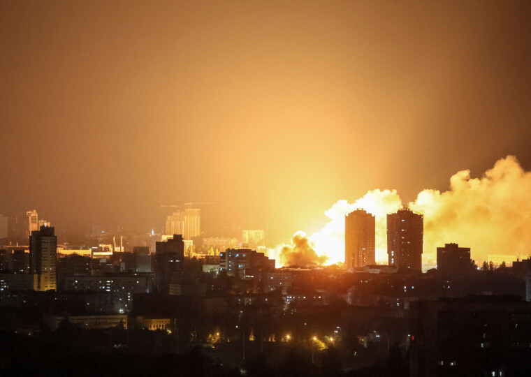 FLAMMEHAV: Røyk og flammer brer seg over Kyiv natt til 6. juni i år, etter et russisk droneangrep på byen.
Disse angrepene skjer jevnlig i den ukrainske hovedstaden.