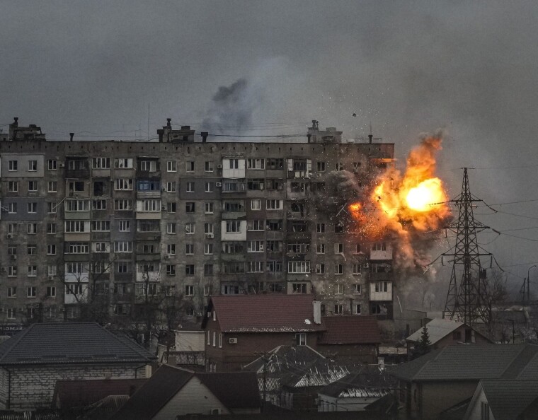 BOMBEREGN: Et skudd fra en russisk tanks treffer et leilighetsbygg i Mariupol i Ukraina 11.mars 2022.