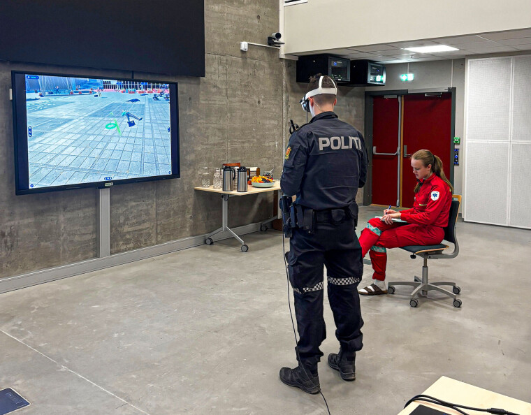 En poliitjenestemann trener masseskadetriage (RAMP) på PROTECT i april 2025.