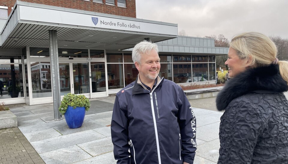 Tønnes Steenersen, varaordfører og gruppeleder i Frp i Nordre Follo, i samtale med lokallagsleder Liv Lønnum utenfor rådhuset i Ski sentrum.