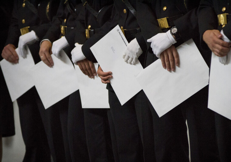 Bildet er et illustrasjonsfoto, tatt under uteksamineringen av politistudenter i Oslo rådhus.