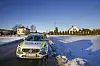 Politibil parkert på vintervei ved en bolig i snødekt landskap i Skogbygda.