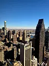 Luftfoto av Manhattans skyskrapere under klar blå himmel.