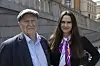 To personer står utendørs foran en steintrapp og en bygning med klassisk arkitektur.