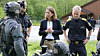Justisminister Astri Aas-Hansen og politidirektør Håkon Skulstad fikk på nært hold se demonstrasjon av politiets innsats.