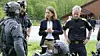 Justisminister Astri Aas-Hansen og politidirektør Håkon Skulstad fikk på nært hold se demonstrasjon av politiets innsats.