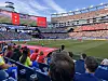 Fullsatt fotballstadion med publikum på tribunen, stor skjerm og spillefelt i midten.